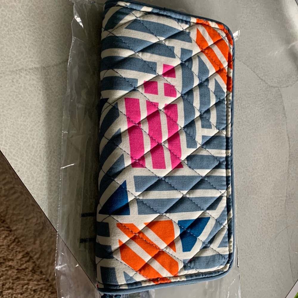 ⬇️New Vera Bradley RFID wallet